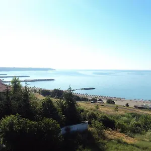 Family Lazuren Briag Отель Бургас